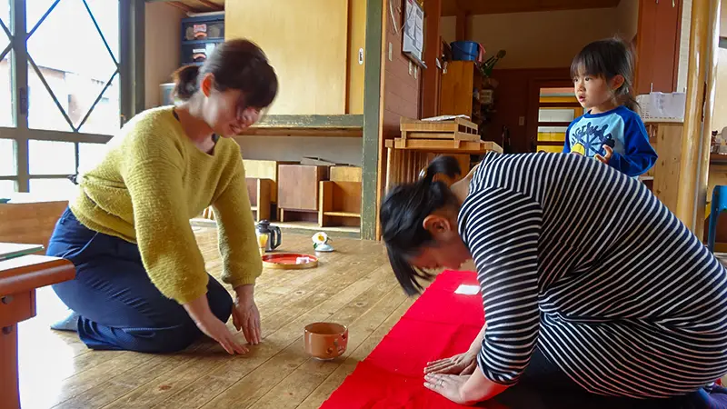 お茶の時間を楽しむ様子