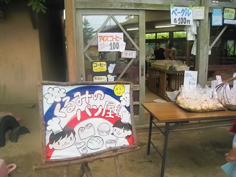 パン屋さんごっこの看板づくりの様子