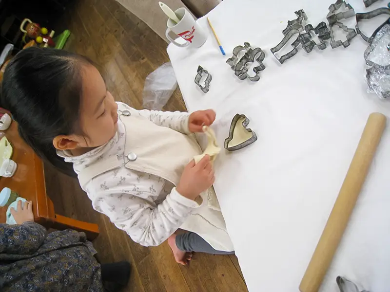 パン作りで生地を切る体験の様子