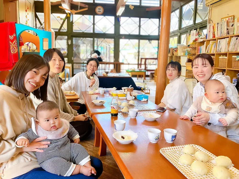 子育て支援センター「くるみの家」で親子が交流している様子