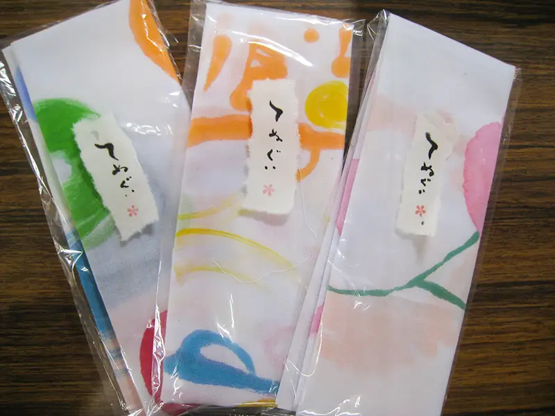 完成した手ぬぐいを広げる様子