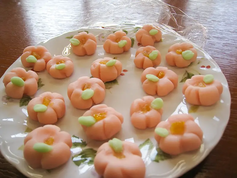 和菓子作りを体験する様子