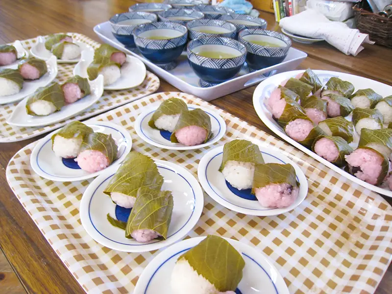 和菓子作りの完成を楽しむ様子