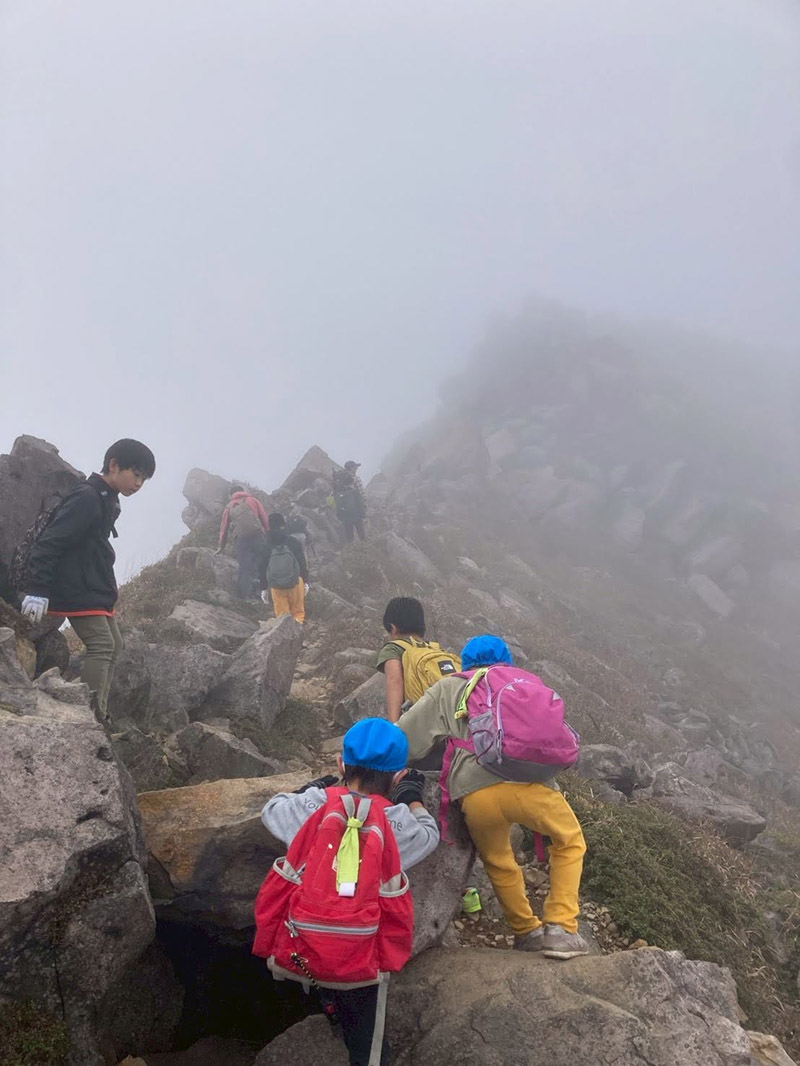九重山登山で山頂を目指す子どもたちの様子