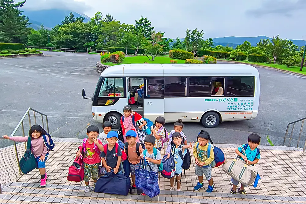 登山で景色を眺める子どもたちの様子