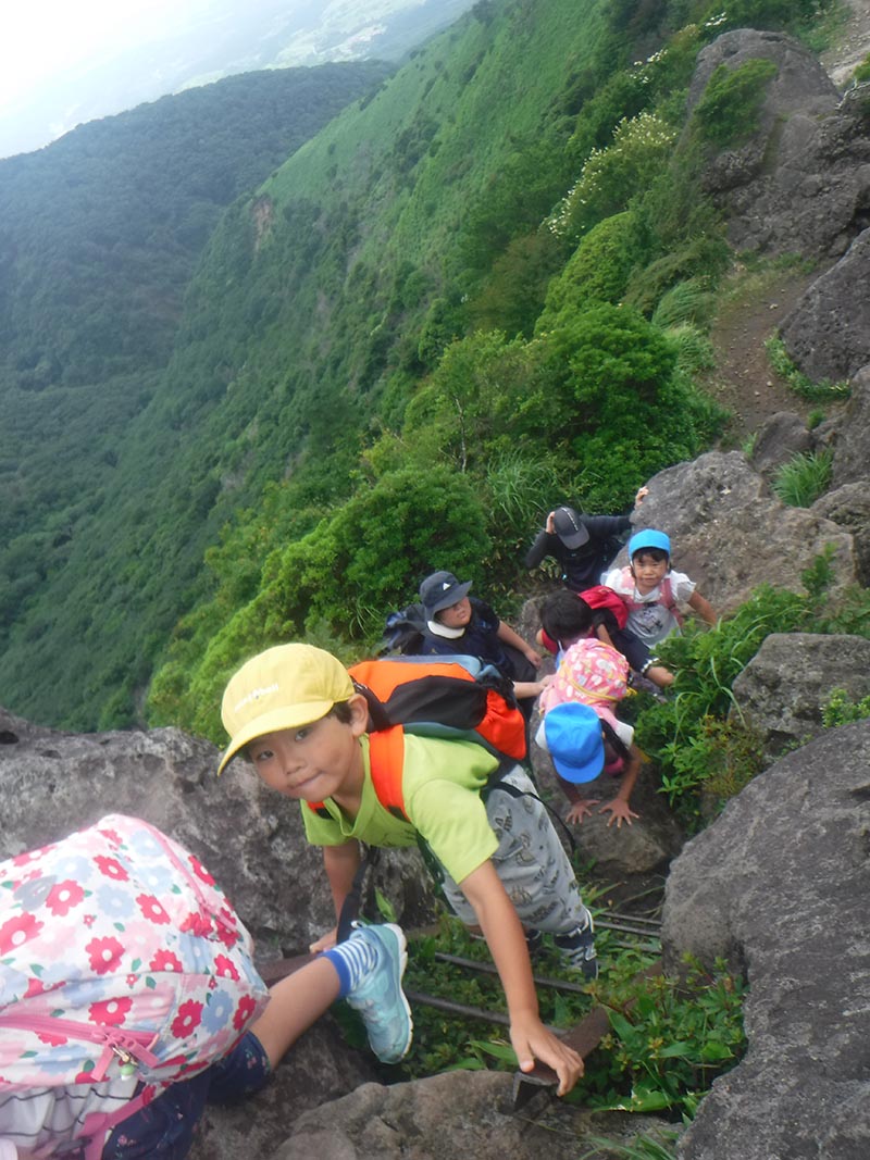 九重山登山で集合する子どもたちの様子