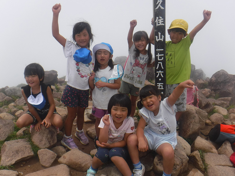 九重山登山で山頂を目指す子どもたちの様子