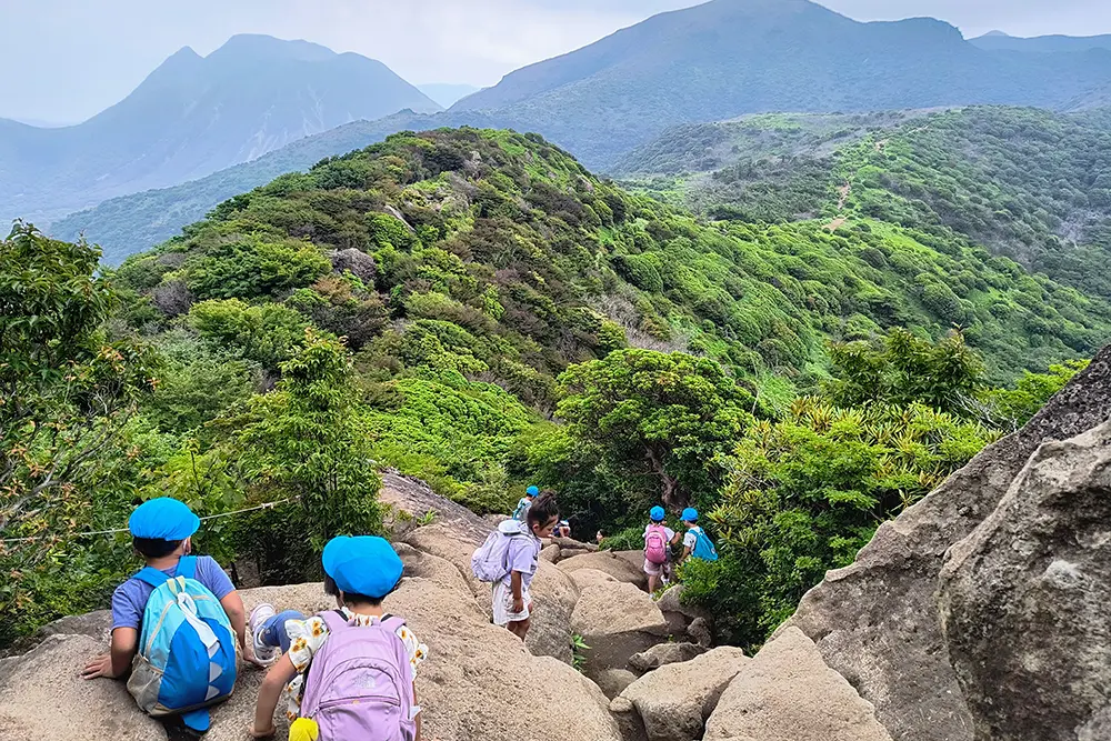 九重山登山で山頂を目指す子どもたちの様子