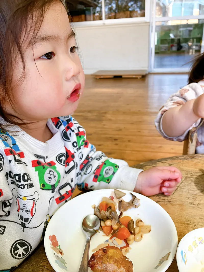 給食を食べる子どもたち