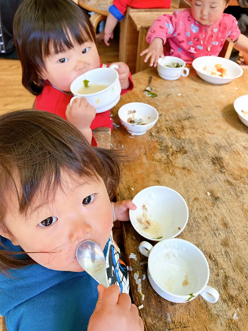 給食を食べる子どもたち