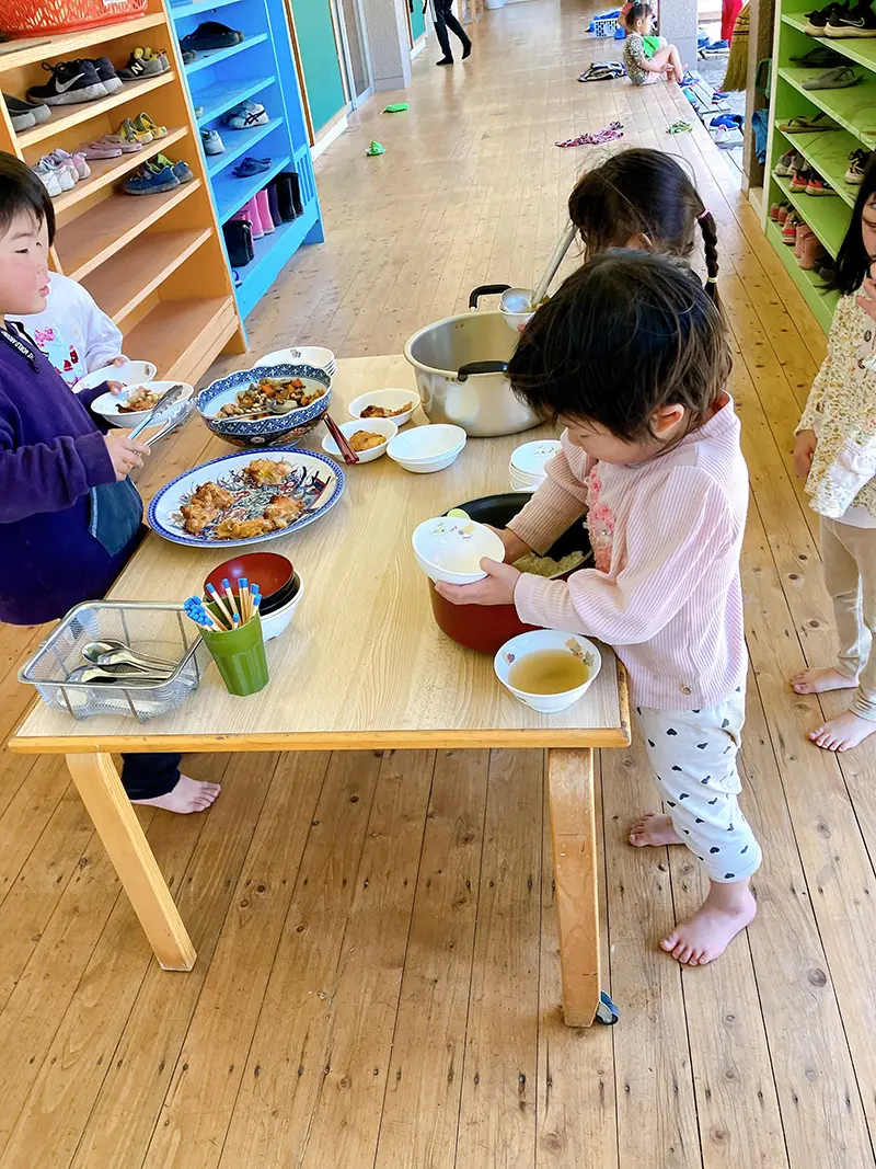 給食を食べる子どもたち