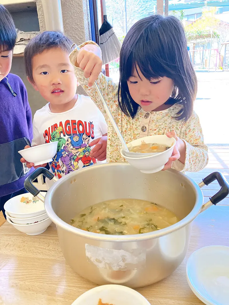 給食を食べる子どもたち