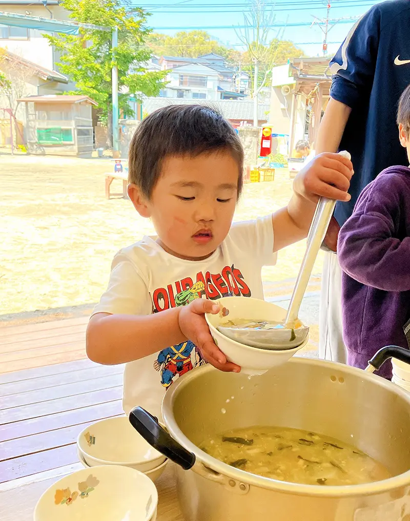 給食を食べる子どもたち