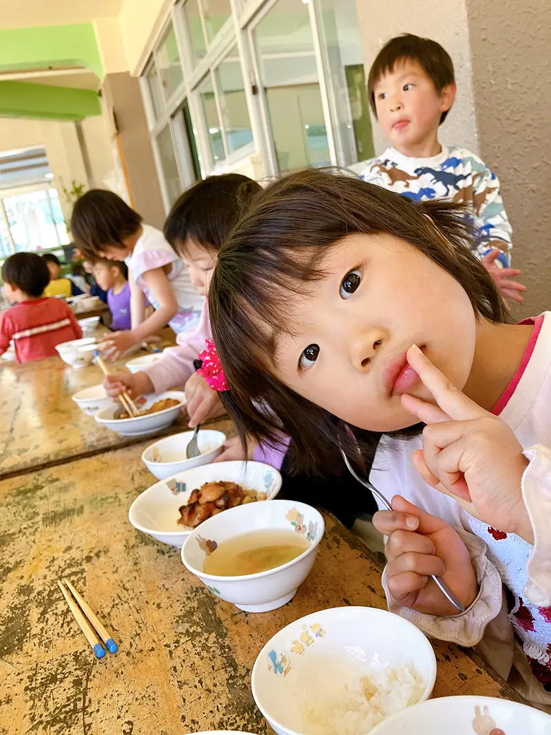 給食を食べる子どもたち