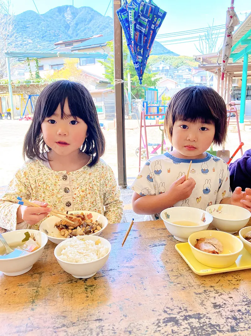 給食を食べる子どもたち