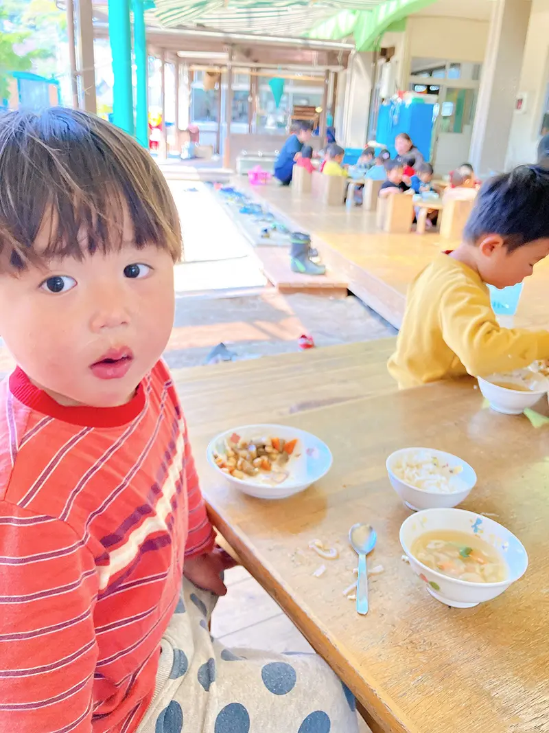 給食を食べる子どもたち