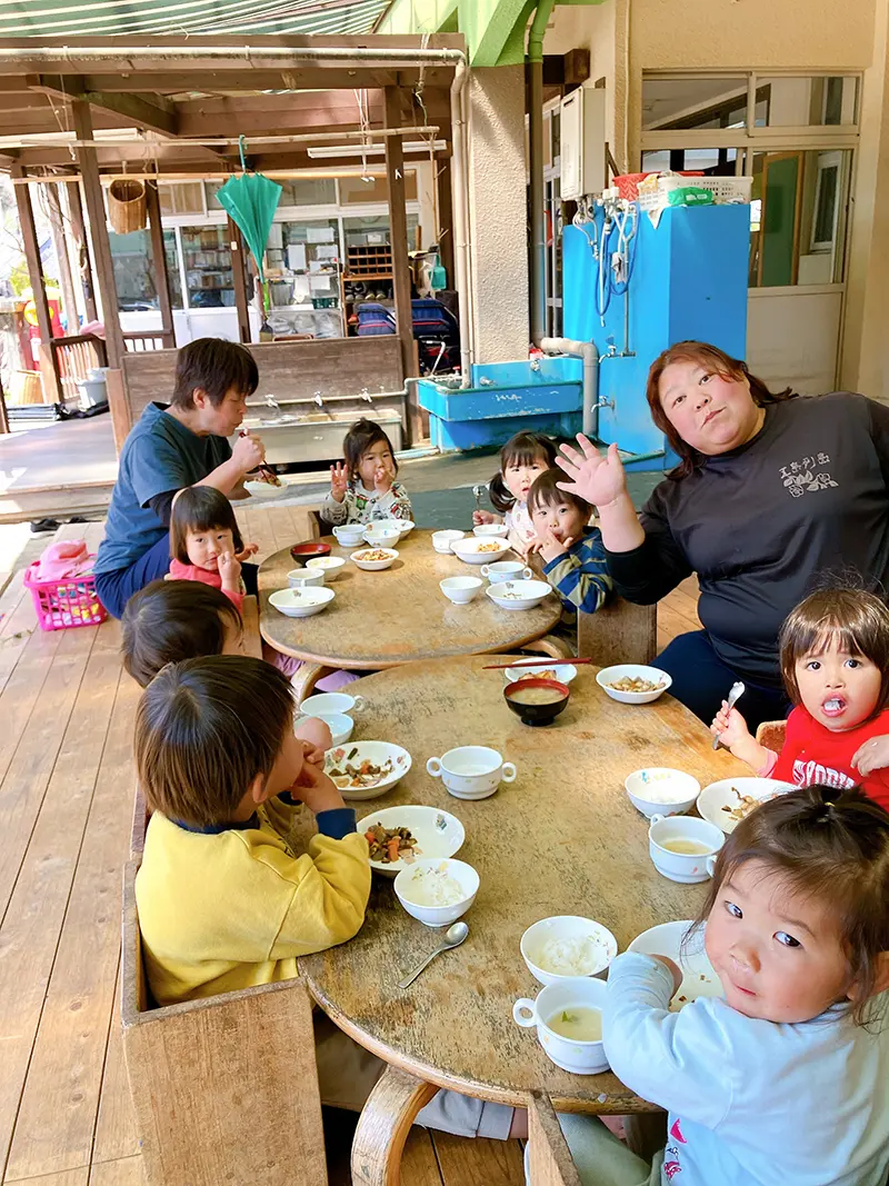 給食を食べる子どもたち