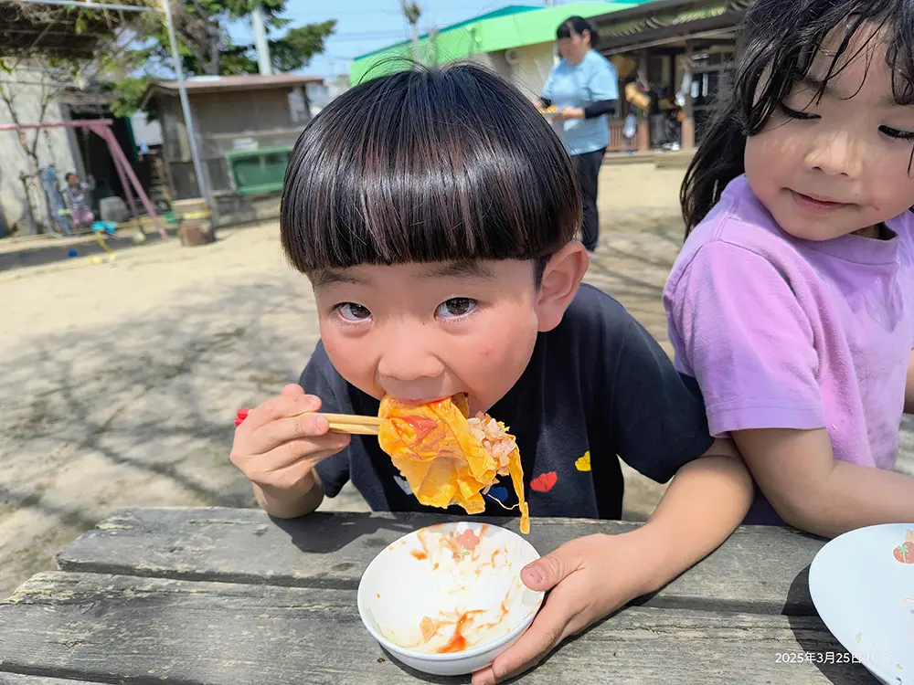 給食を食べる子どもたち