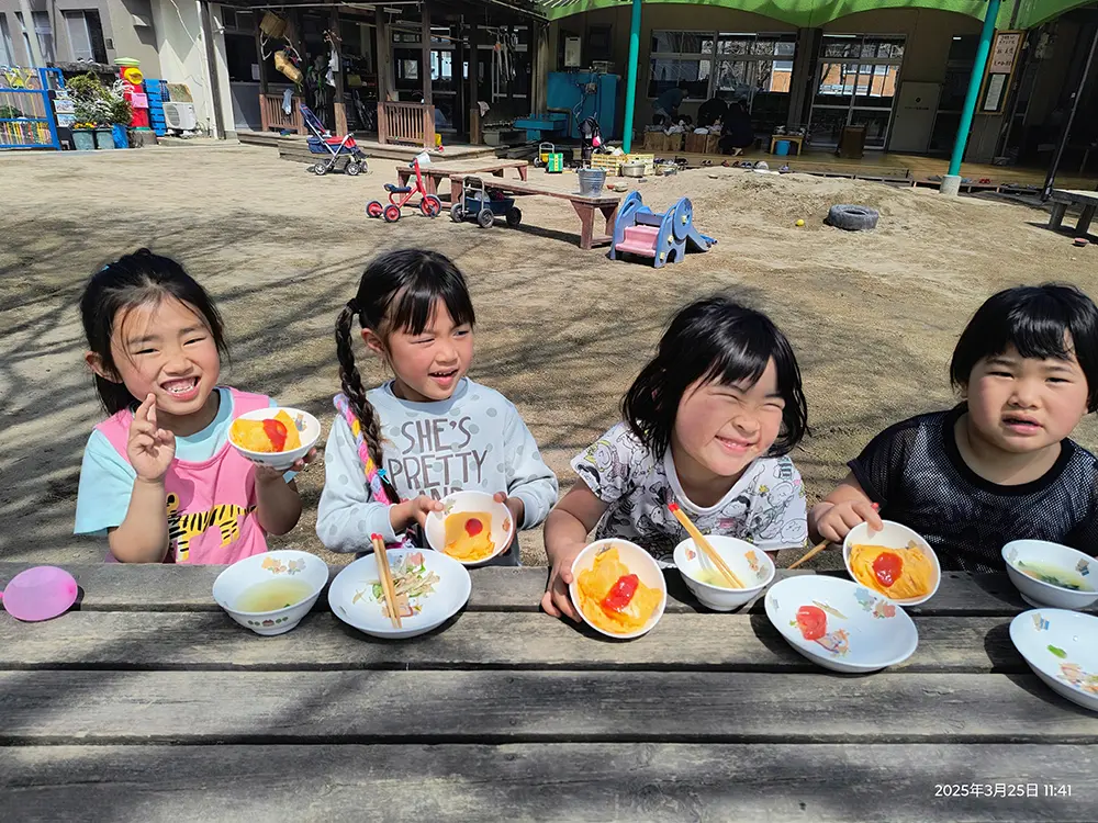 給食を食べる子どもたち