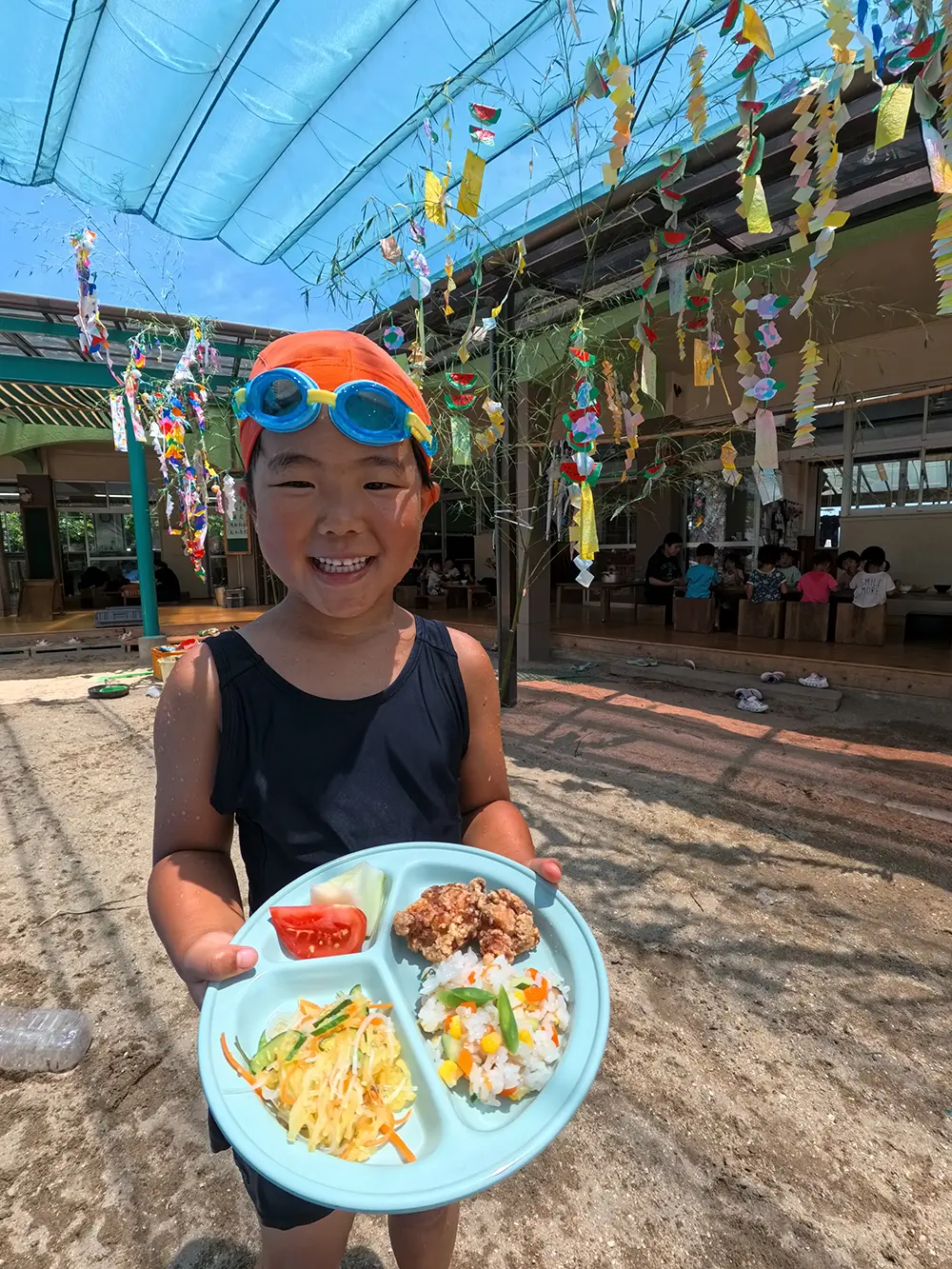 給食を食べる子どもたち