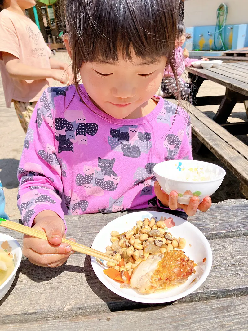 給食を食べる子どもたち