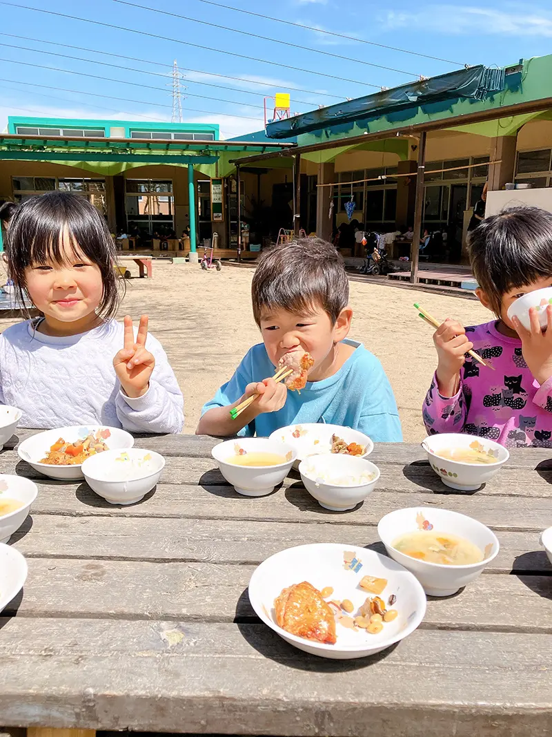 給食を食べる子どもたち