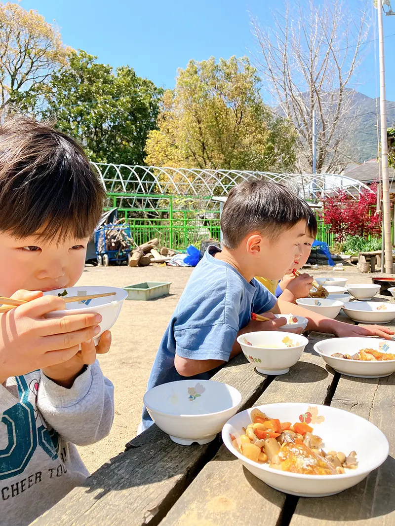 給食を食べる子どもたち