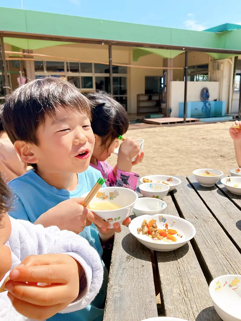 給食を食べる子どもたち