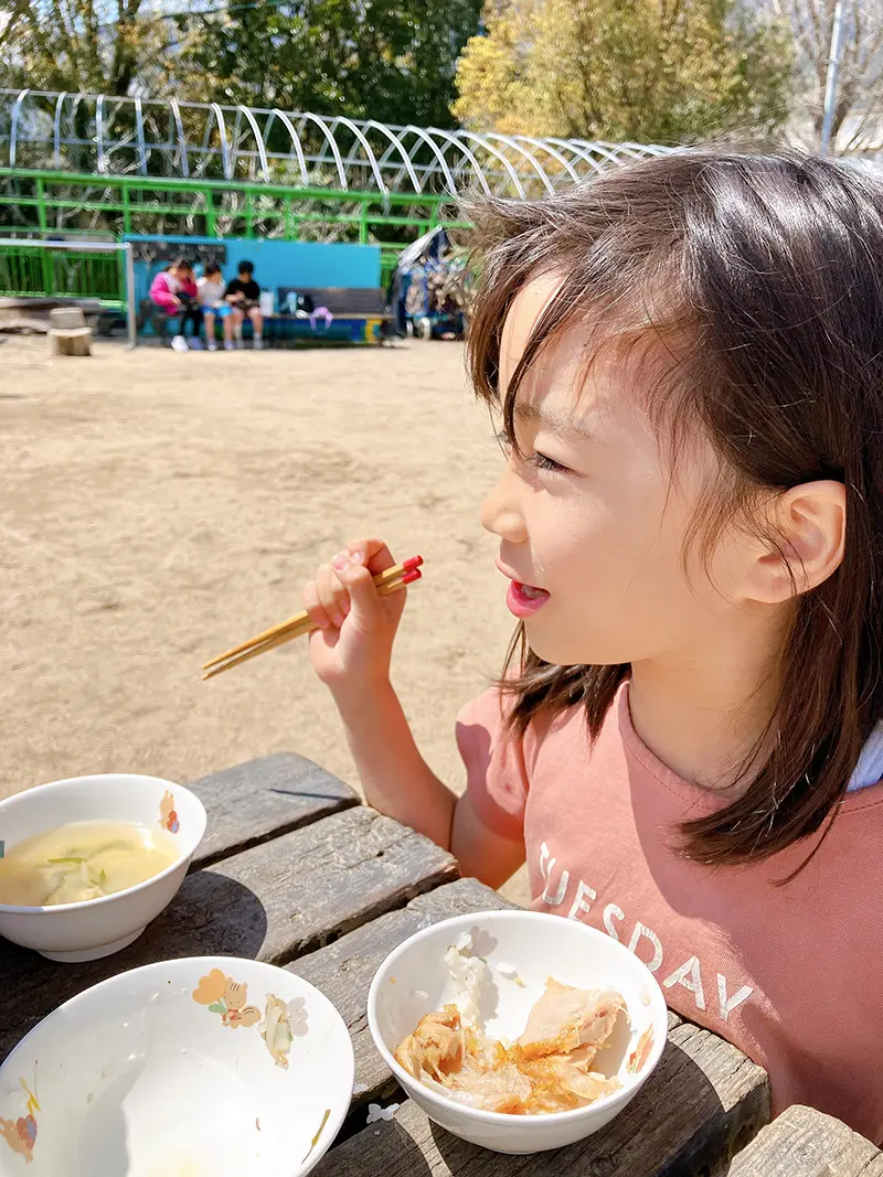 給食を食べる子どもたち