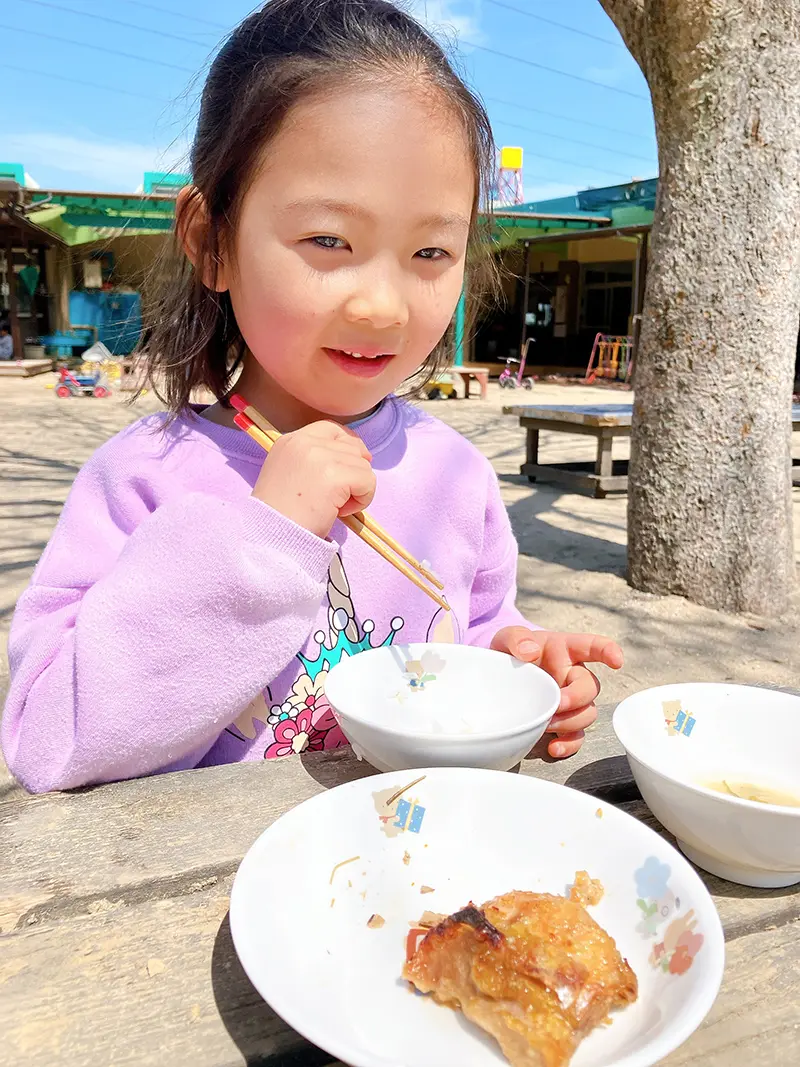 給食を食べる子どもたち