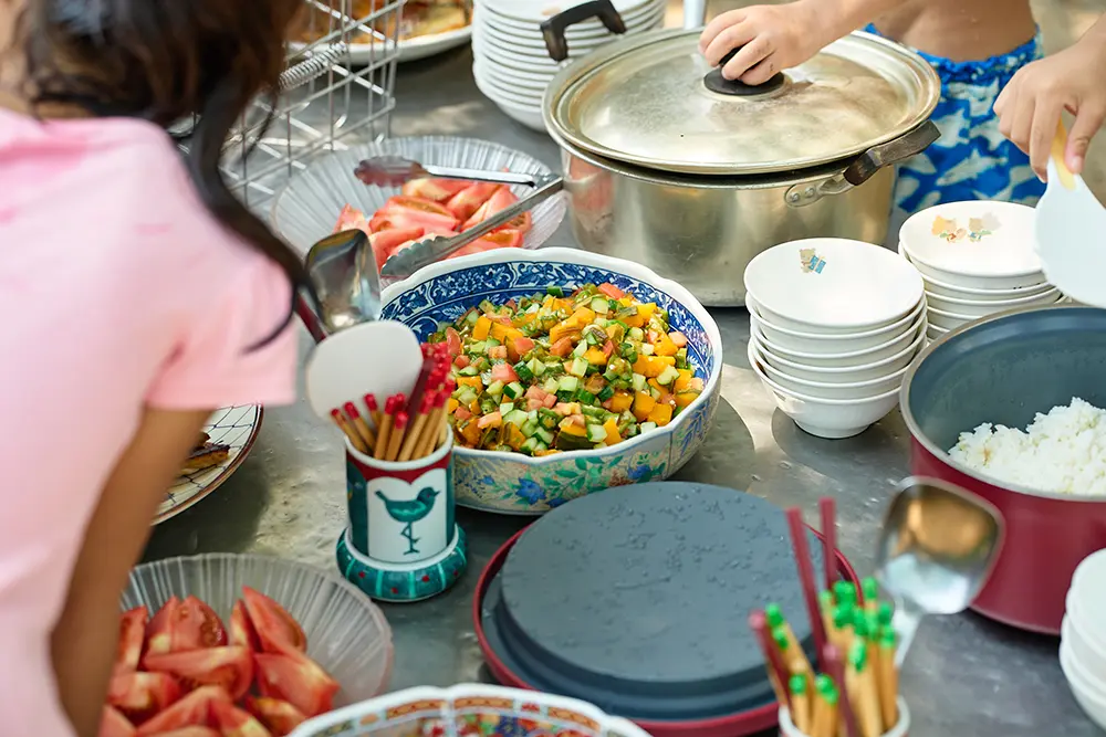 給食を食べる様子