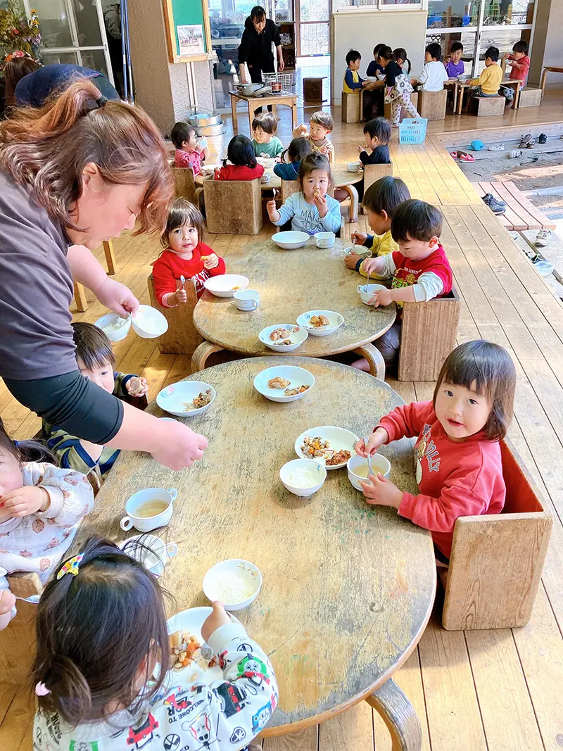 給食を食べる子どもたち