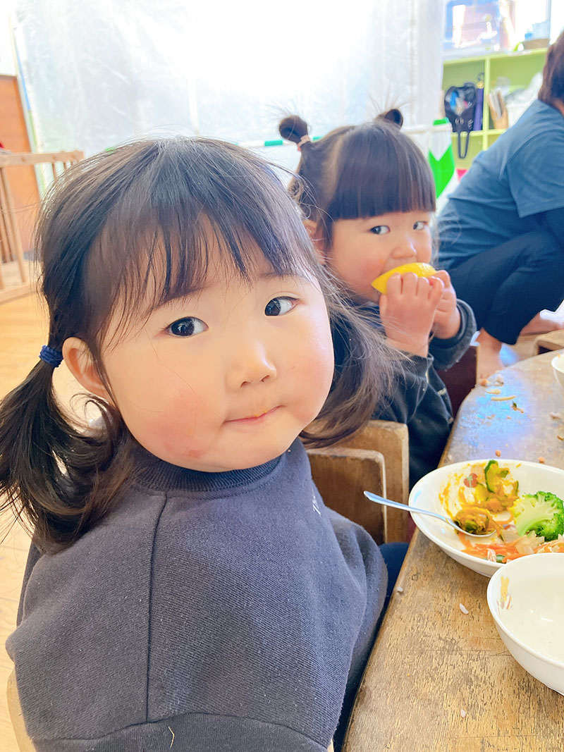 給食を食べる子どもたち