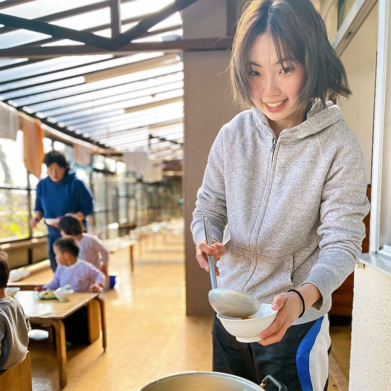 給食を食べる子どもたち