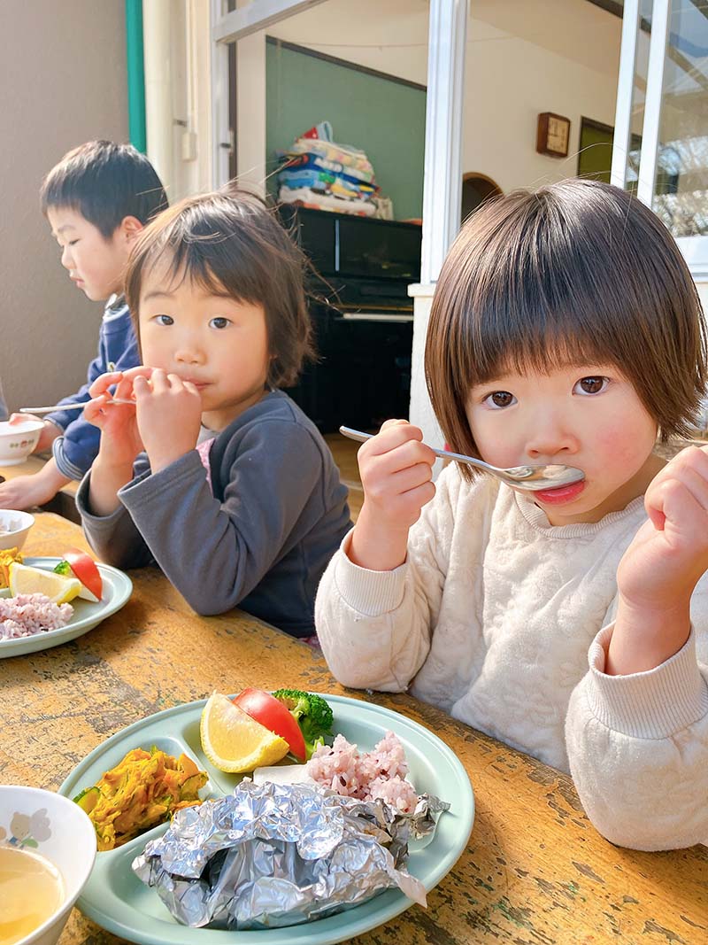 給食を食べる子どもたち