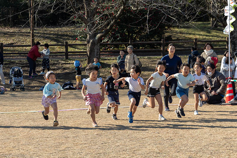 マラソンを走る子どもたちの様子