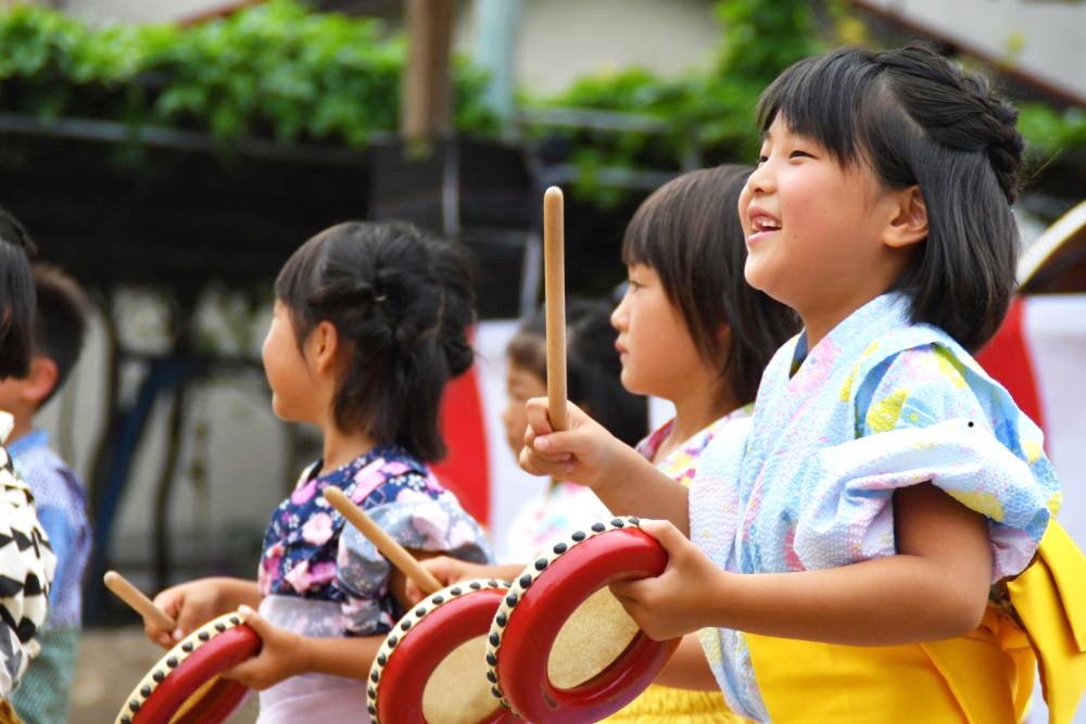 夏祭りでエイサーを踊る子どもたちの様子