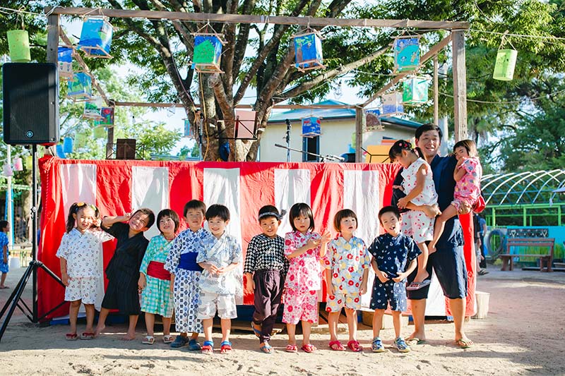 お祭り行事で集まる子どもたちの様子