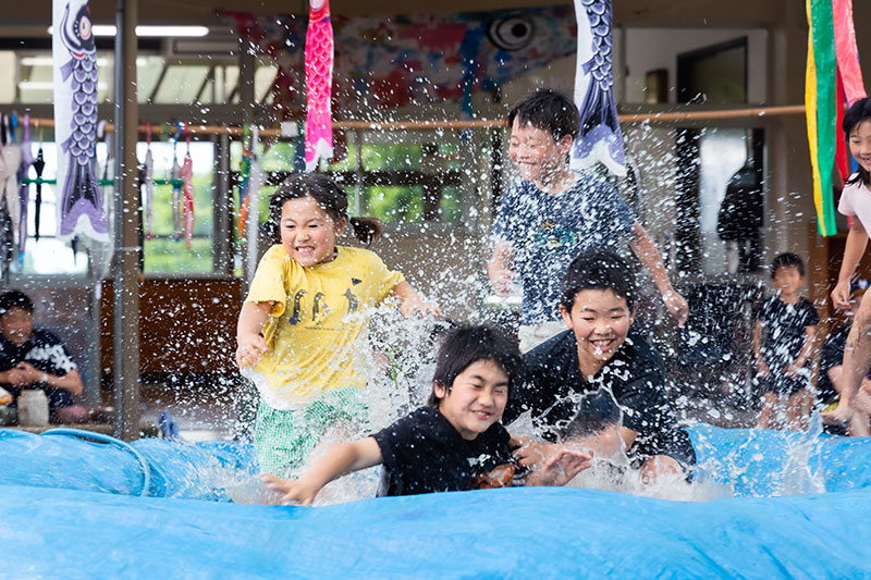 お祭りで雰囲気を楽しむ子どもたちの様子