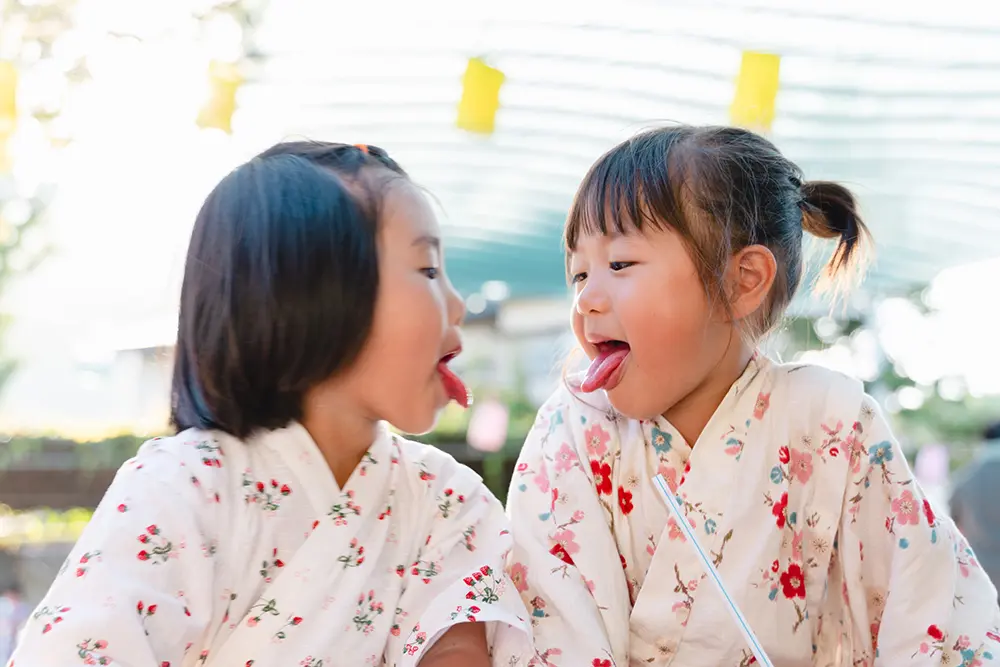 お祭りで笑顔の子どもの様子