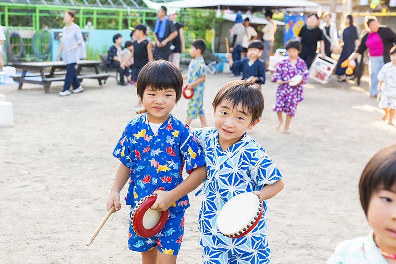 お祭りで遊びを楽しむ子どもの様子