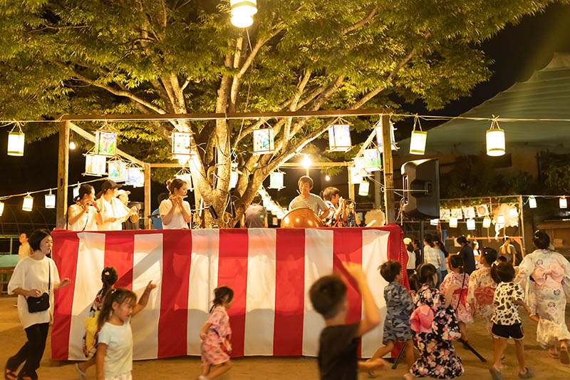 お祭りで遊びを楽しむ子どもの様子