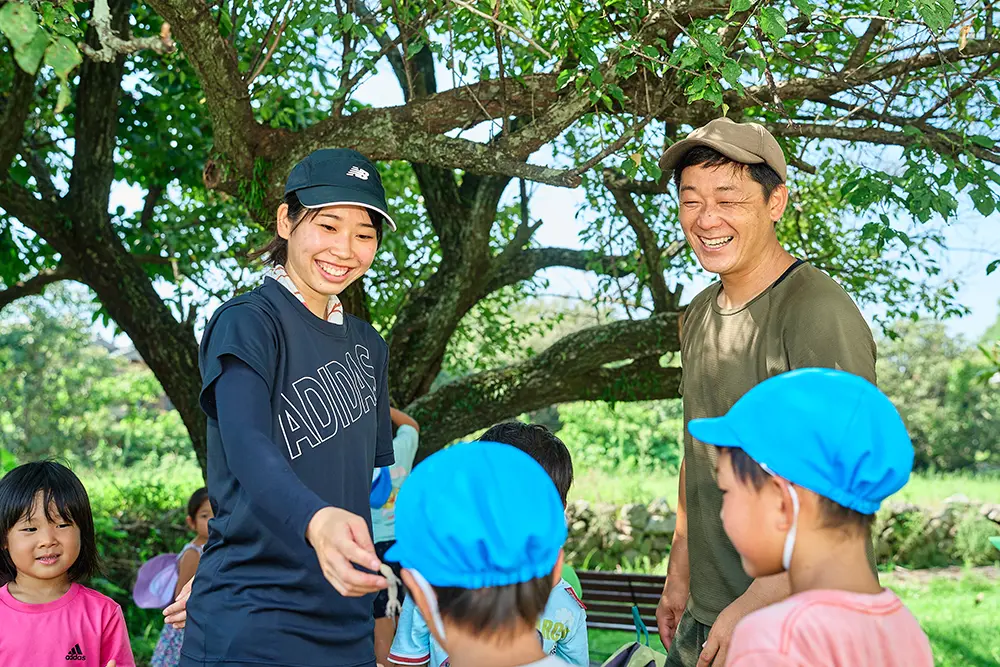 先生がほほ笑む様子