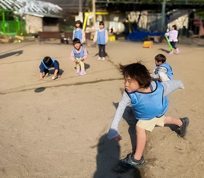 ドッチボールで体を動かして遊ぶ子どもたちの様子