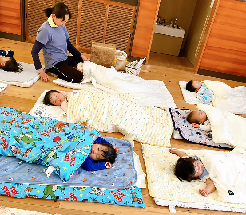 お昼寝する子どもたちの様子