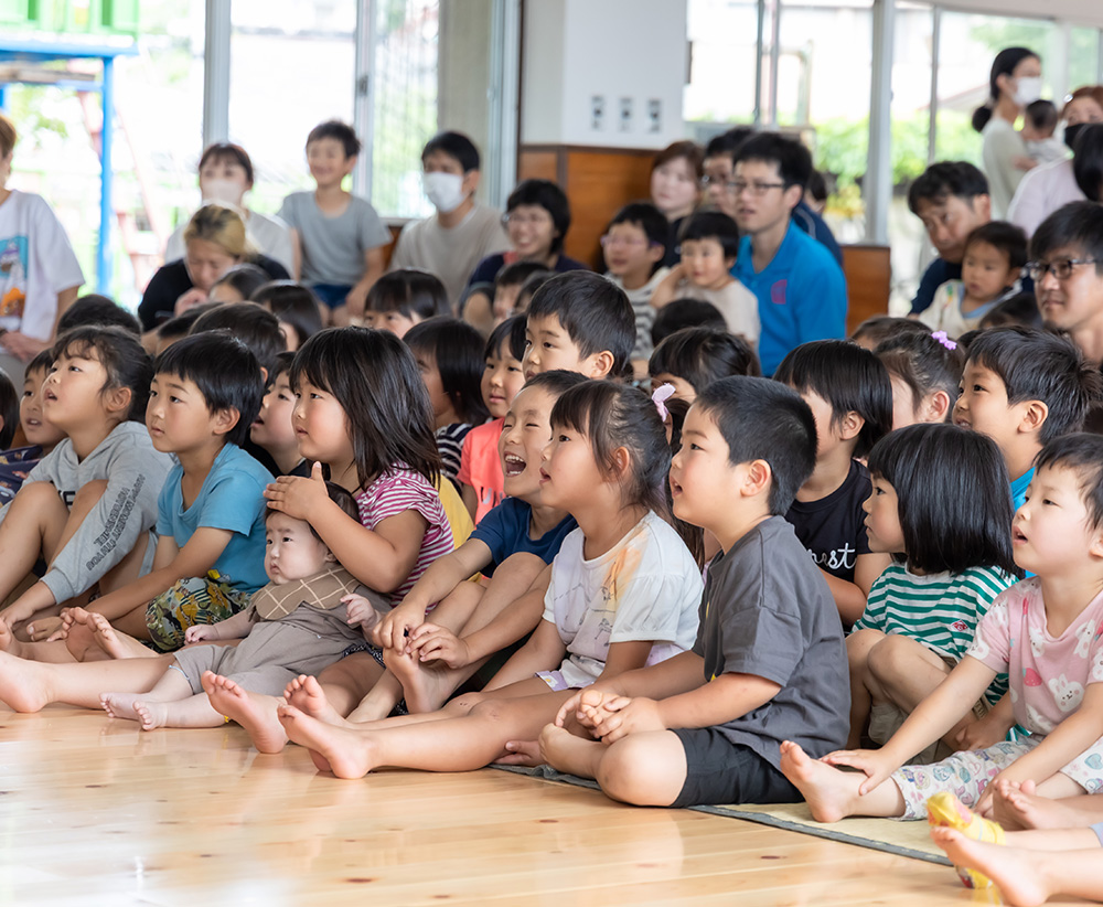 誕生日会を楽しむ子どもたちの様子
