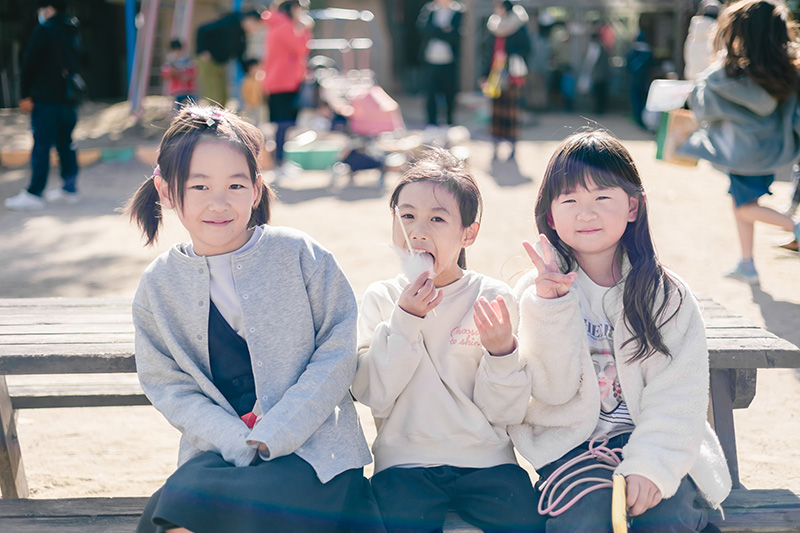 鬼火行事に参加する女の子の様子