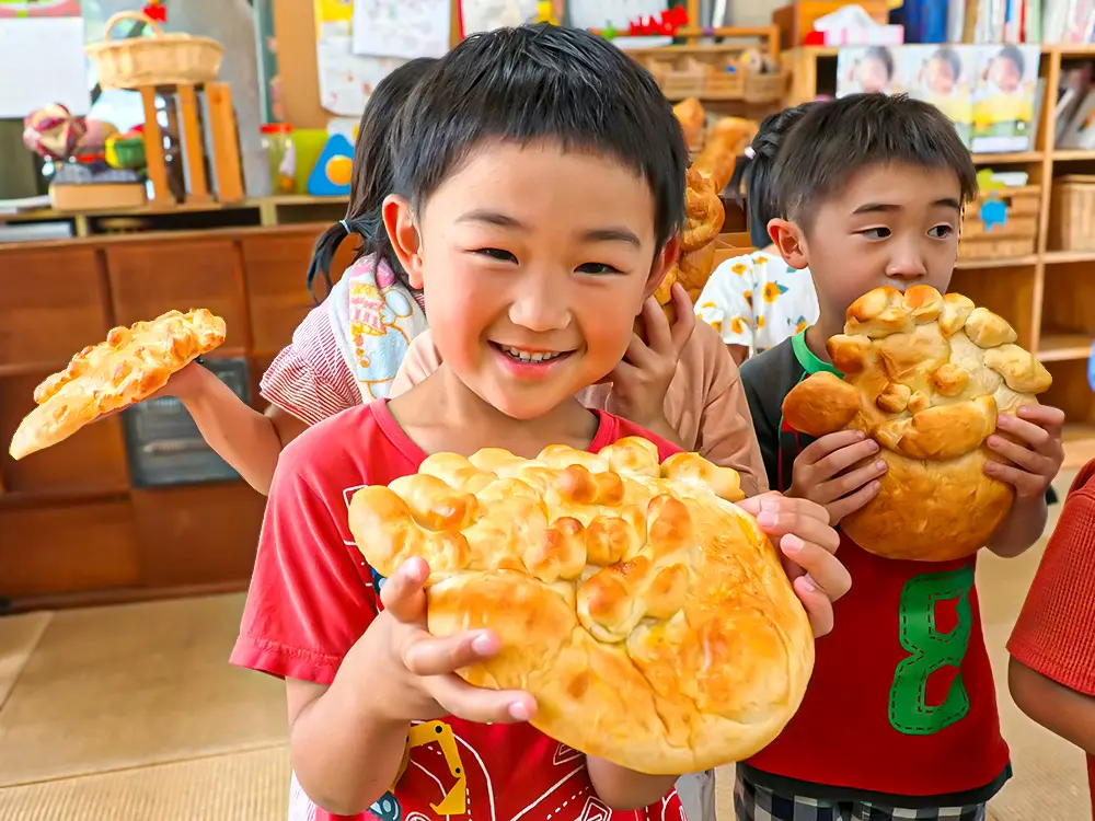 畑で収穫している様子