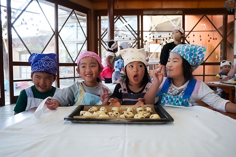 パン作り体験で協力する子どもたちの様子