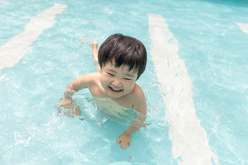 園のプールで水遊びを楽しむ子どもたちの様子